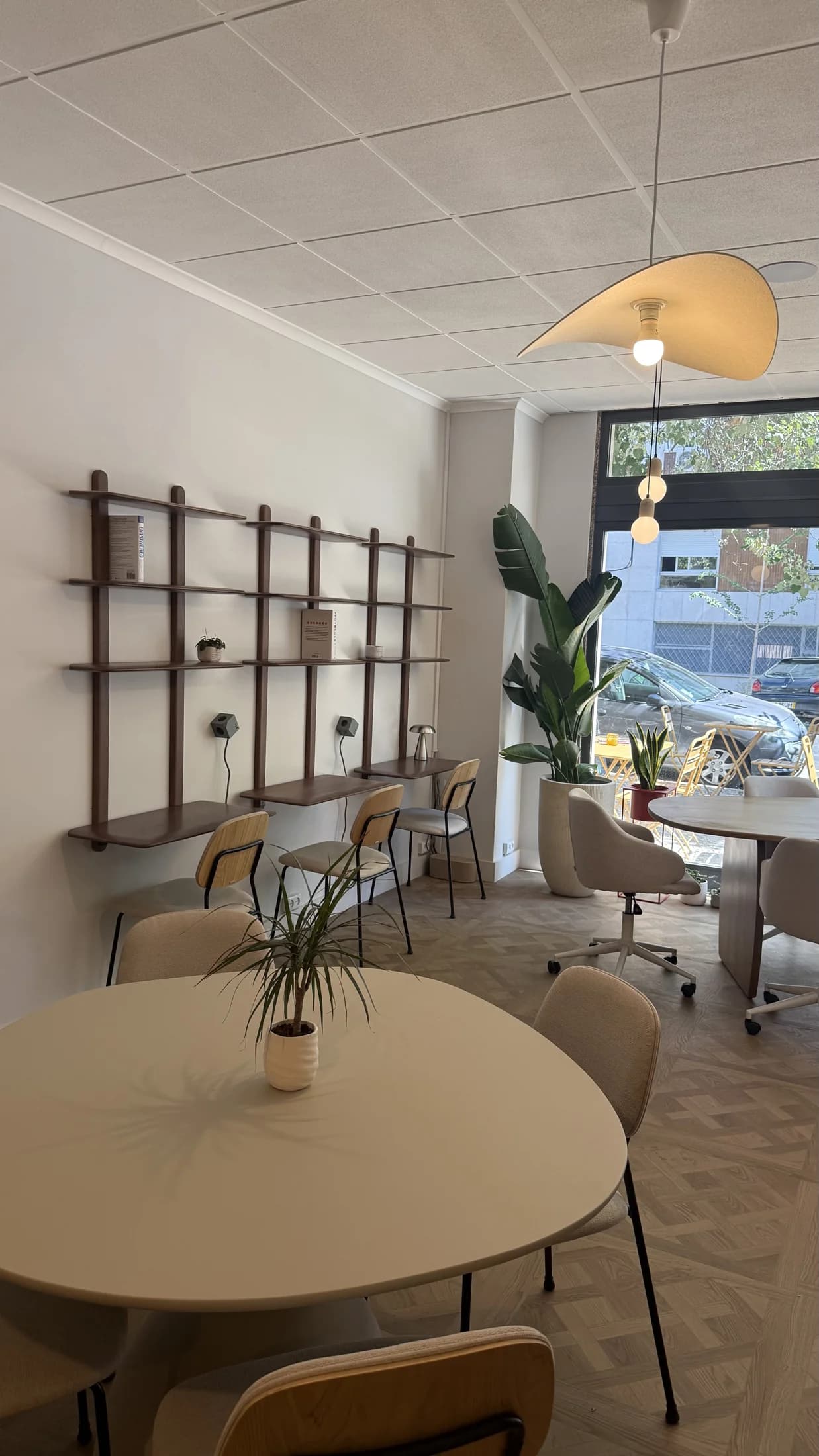 Mesas Club Flex, lugares à janela e prateleiras na parede