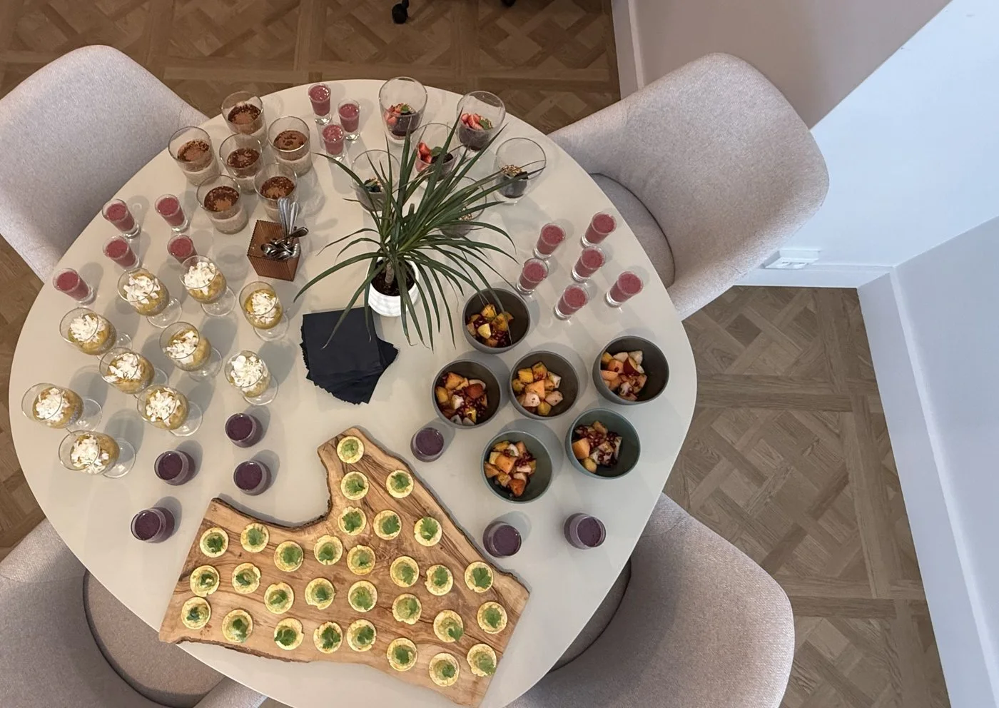 Mesa de buffet preparada na Elevada