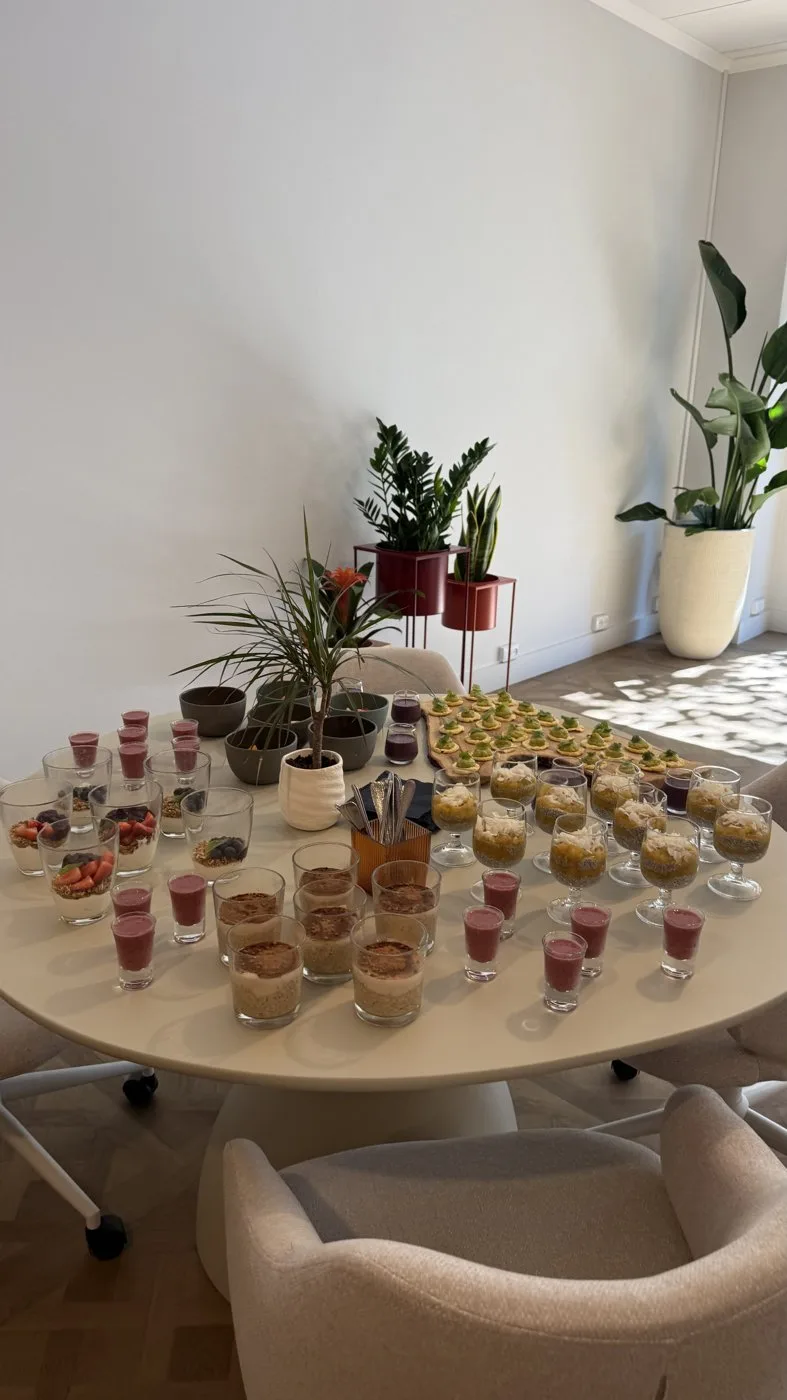 Mesa preparada para receber convidados na Elevada