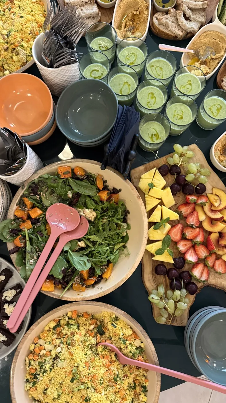 Comida e bebidas preparadas para um encontro na Elevada